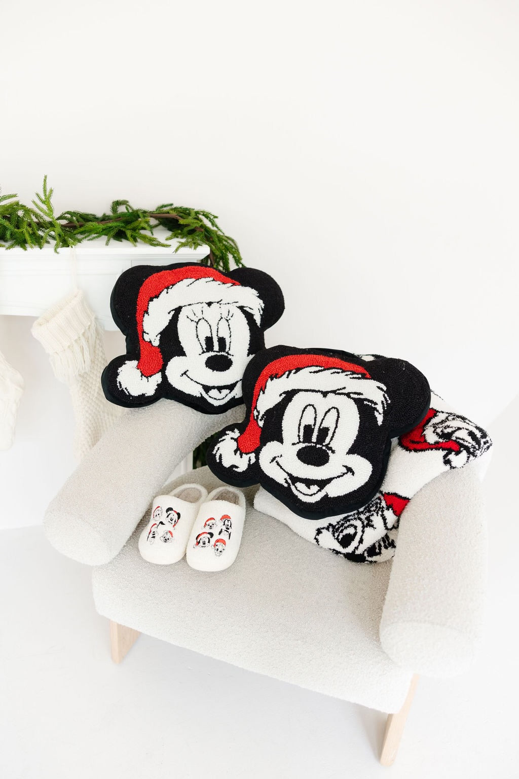 Holiday Mouse Hooked Pillow